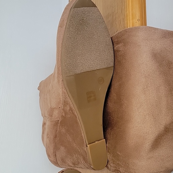 Chinese laundry womens wedge boots,size 10, faux suede, camel color, never worn - Picture 2 of 2